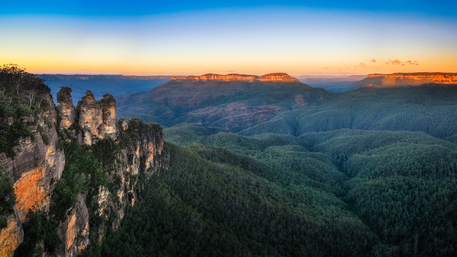 Three Sisters Sunrise View in Blue Mountains, Australia Three Sisters Sunrise View in Blue Mountains, Australia